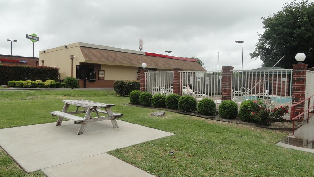 Studio 6 Waco Downtown Baylor Exterior photo